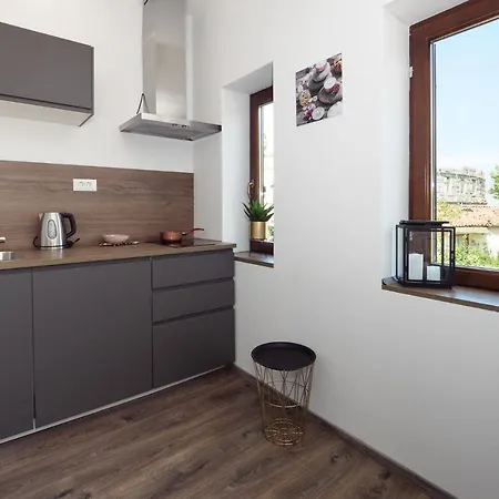 Arena Delight Studio Apartments Pula Exterior photo